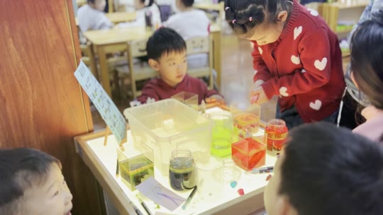 孩子在材料与同伴之间进行主动探究